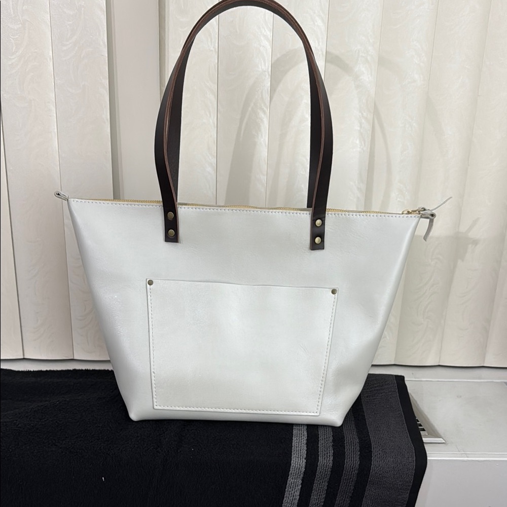 Portland Leather “Almost Perfect” tote bag. Large with zipper in color pearl